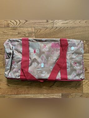 Thirty-one Medium Utility tote , new in package, Gingerbread house pattern
